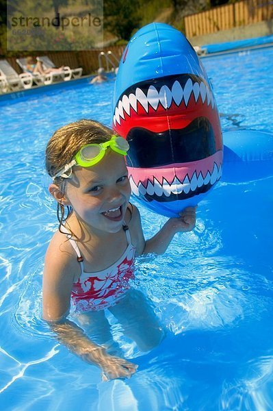 aufblasen Schwimmbad Mädchen spielen Hai