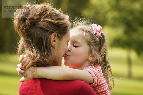 küssen  Tochter  Mutter - Mensch