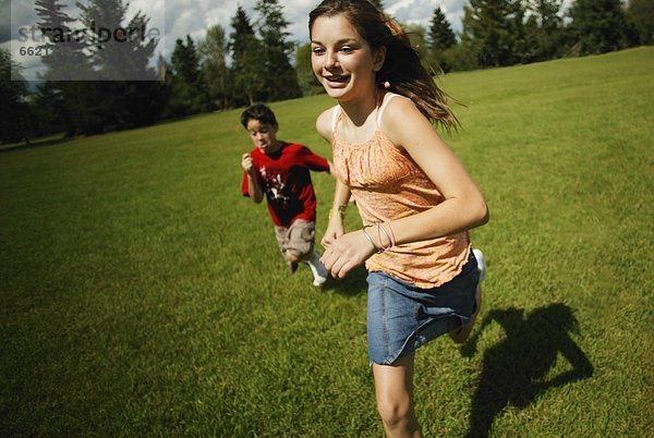 Junge - Person  rennen  Mädchen