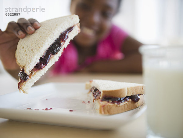 schwarz  Sandwich  Marmelade  essen  essend  isst  Erdnuss  Mädchen  Butter  Götterspeise