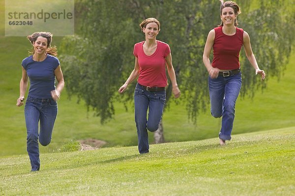 Jugendlicher  rennen  3  Mädchen