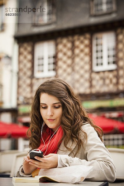 Europäer  Frau  zuhören  Spiel  MP3-Player  MP3 Spieler  MP3 Player  MP3-Spieler