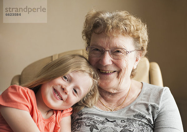Europäer  lächeln  Enkeltochter  Großmutter