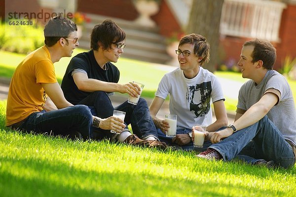 sitzend  Freundschaft  halten  Milch