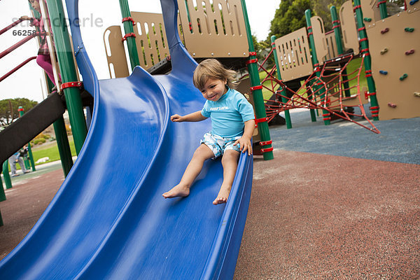 rutschen  Junge - Person  mischen  Spielplatz  Mixed  Rutsche  rutschen