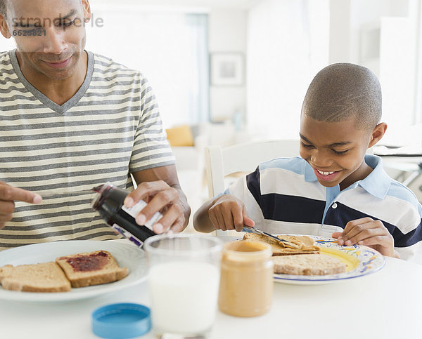 Vater und Sohn Essen Frühstück gemeinsam