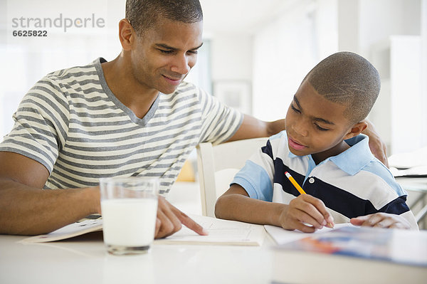 Vater helfen Sohn bei den Hausaufgaben
