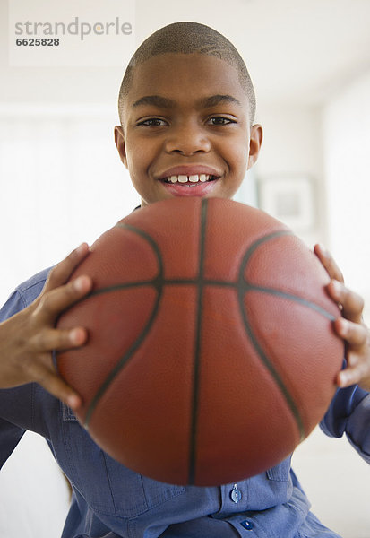 Junge - Person halten amerikanisch Basketball