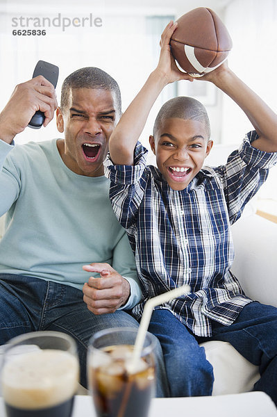 Vater und Sohn Fußball im Fernsehen anschauen