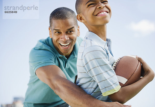 Vater und Sohn Fußball spielen