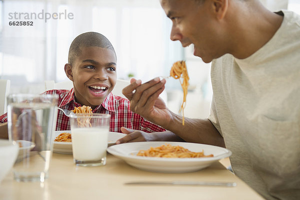 Abendessen  Menschlicher Vater  Sohn  essen  essend  isst