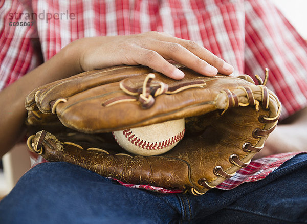 Junge - Person  halten  Handschuh  amerikanisch  Baseball