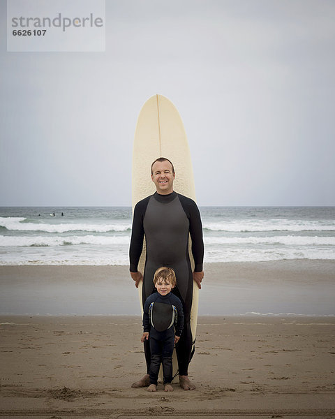 Europäer  Menschlicher Vater  Sohn  Surfboard  Tauchanzug