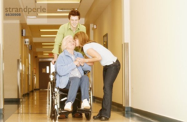 Senior  Senioren  Frau  Krankenhaus  Besuch  Treffen  trifft  2  jung