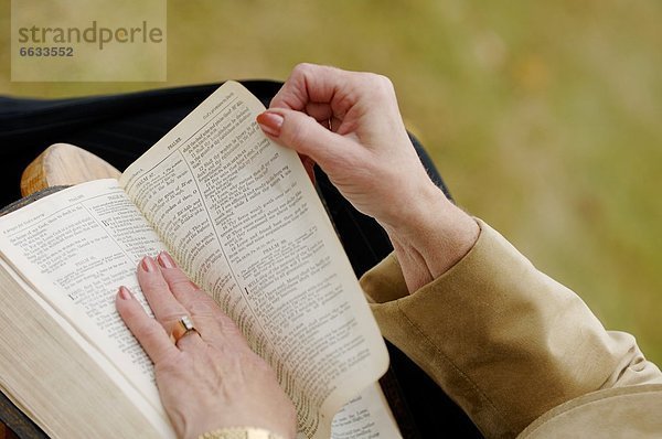 Frau  Close-up  close-ups  close up  close ups  Bibel  vorlesen