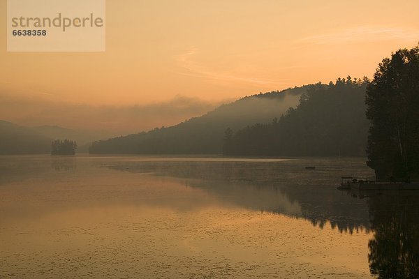 Landschaftlich schön  landschaftlich reizvoll  Wasser  über  Nebel