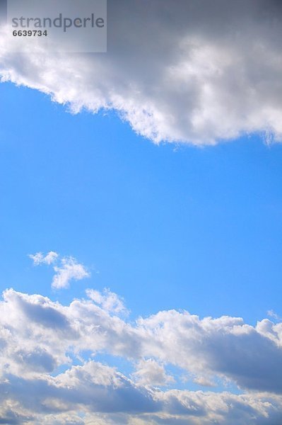 Blauer Himmel mit Wolken