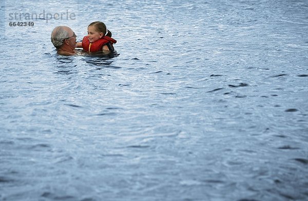 Großeltern Enkelkind schwimmen