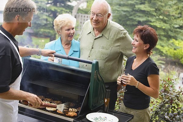 Fröhlichkeit Freundschaft grillen grillend grillt