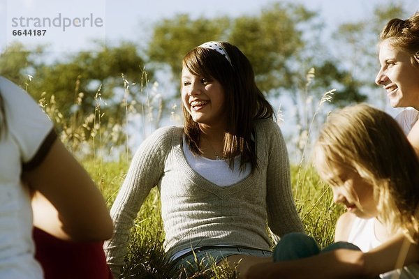 Außenaufnahme  sprechen  jung  Mädchen  freie Natur