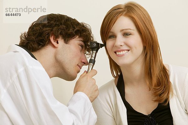 Doktor Examining junge Frau
