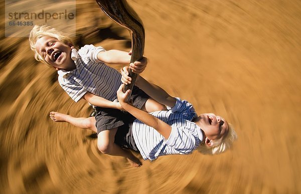 Junge - Person  fahren  herumwirbeln  Spielplatz  mitfahren