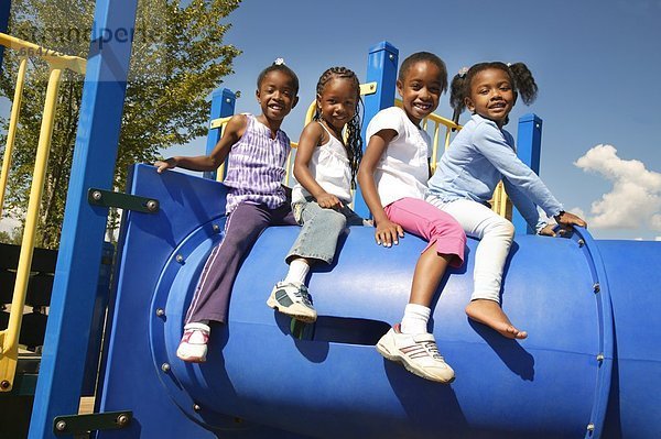 sitzend  4  klein  Gerät  hoch  oben  Spielplatz  Mädchen