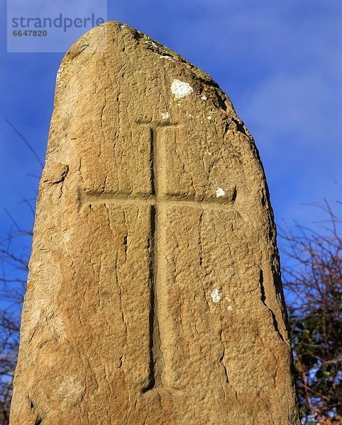 Felsbrocken stehend überqueren schnitzen Kreuz