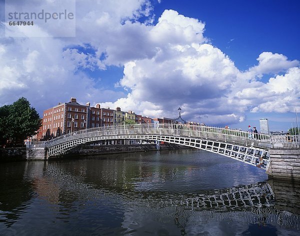 Dublin Hauptstadt über Brücke Fluss Irland