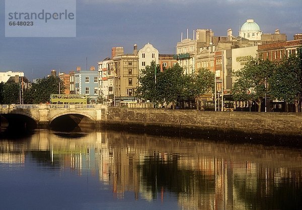 Dublin  Hauptstadt  überqueren  Brücke  Fluss  Irland