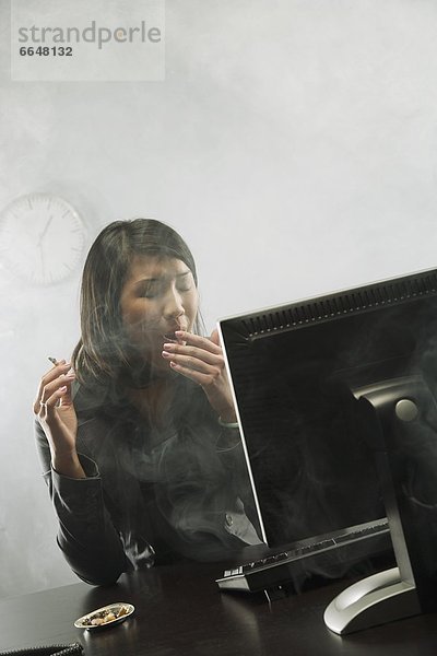 rauchen  rauchend  raucht  qualm  qualmend  qualmt  Frau  Büro