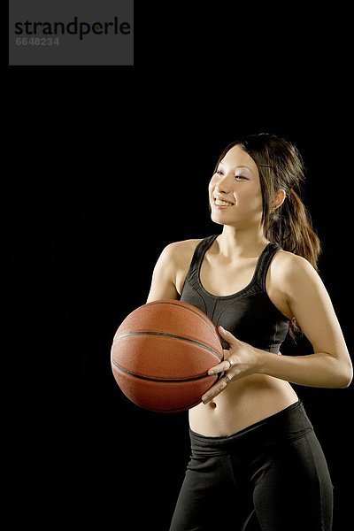 Frau hält Basketball