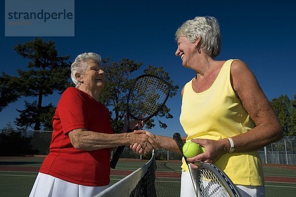 Frau  2  Gericht  schütteln  Tennis