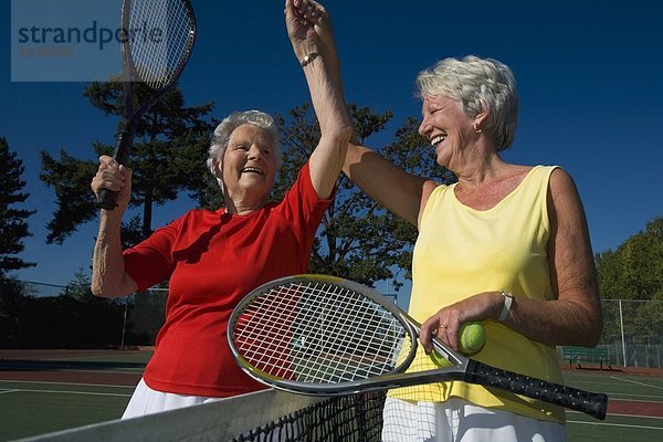 Senior Senioren Frau 2 spielen Tennis