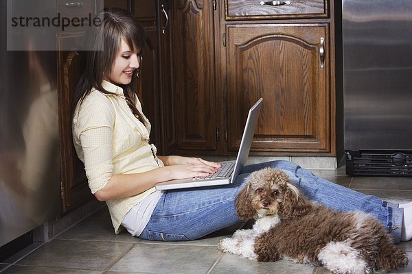 sitzend Boden Fußboden Fußböden Notebook arbeiten Hund Mädchen