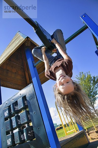 klein  hängen  Gerät  Spielplatz  kopfüber  Mädchen