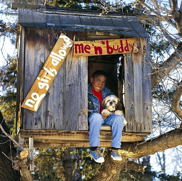 Junge - Person  Hund  abhängen  Baumhaus
