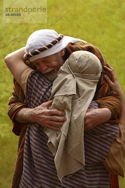 Senior  Senioren  Mann  umarmen  Mensch  Nachthemd  Kleidung  Stoff  Menschlicher Kopf  Menschliche Köpfe