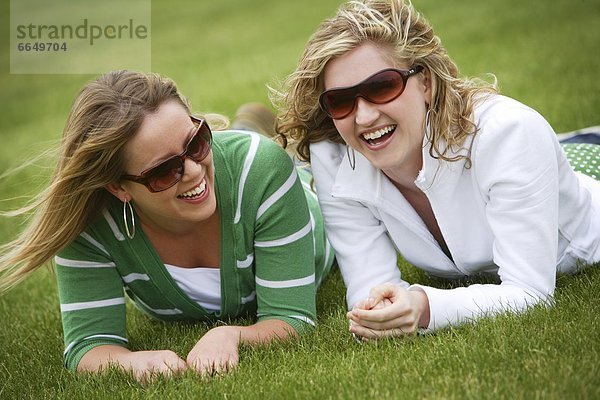 Frau  lachen  2  Kleidung  Sonnenbrille