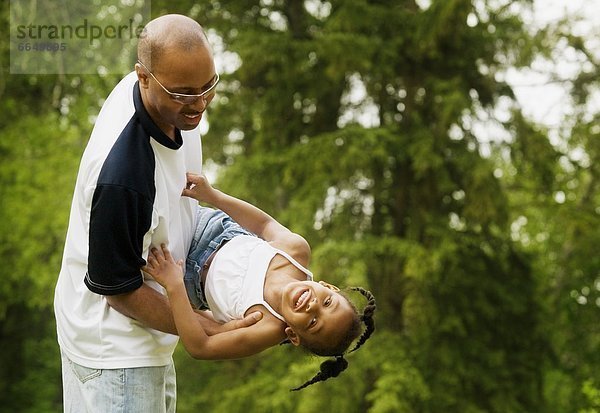 Menschlicher Vater Tochter spielen