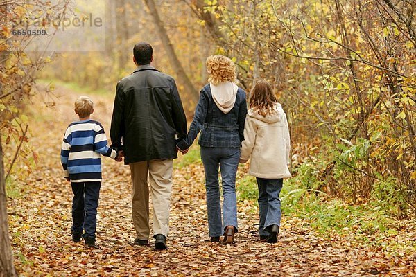 Familie zusammen gehen