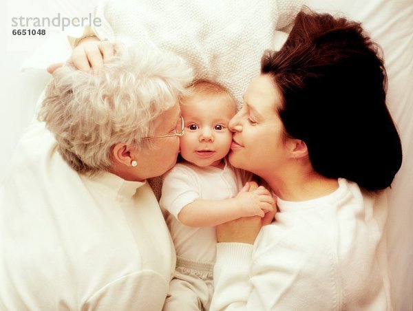 Junge - Person  Großmutter  streicheln  Mutter - Mensch  Baby