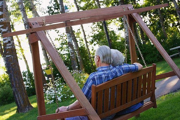 hinter Senior Senioren schaukeln schaukelnd schaukelt schwingen schwingt schwingend sehen Schaukel