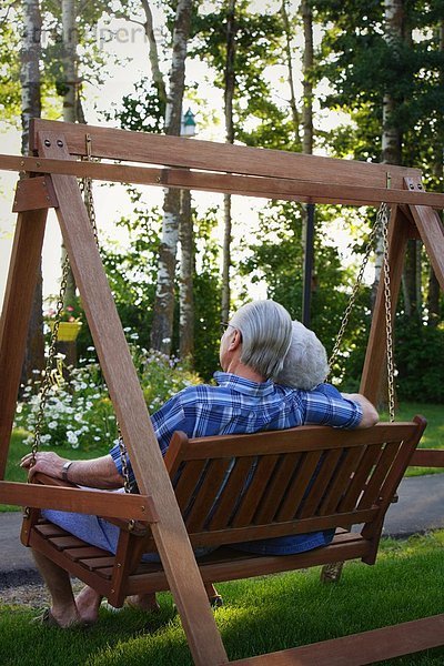 hinter Senior Senioren schaukeln schaukelnd schaukelt schwingen schwingt schwingend sehen Schaukel