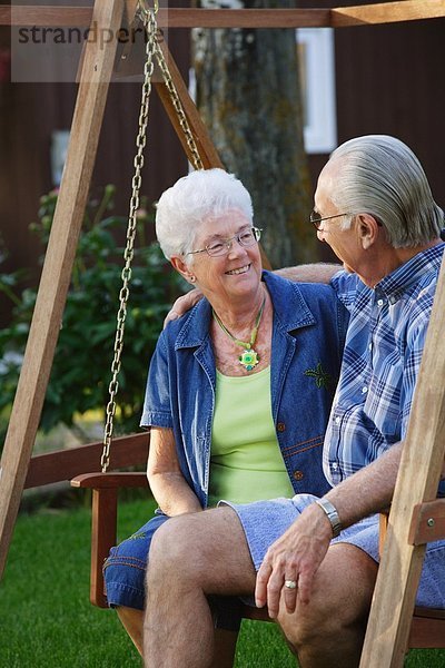Senior Senioren schaukeln schaukelnd schaukelt schwingen schwingt schwingend Schaukel