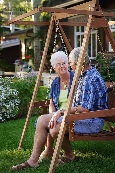 Senior Senioren schaukeln schaukelnd schaukelt schwingen schwingt schwingend Schaukel