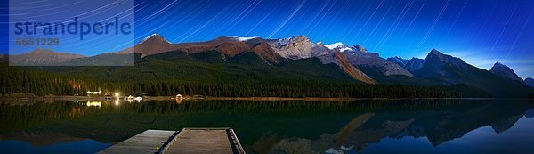 Panorama  sternförmig  Berg  Nacht  See  Jasper Nationalpark  Alberta  Kanada