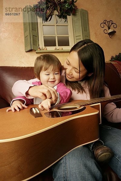 Gitarre  Couch  Tochter  Mutter - Mensch  japanisch