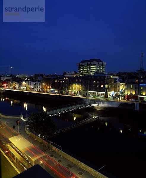 Fußgängerbrücke  Dublin  Hauptstadt  Jahrtausend  Mittelpunkt  Liffey  Bank  Kreditinstitut  Banken  Irland