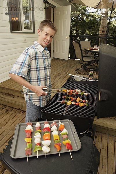 Außenaufnahme Junge - Person grillen grillend grillt freie Natur